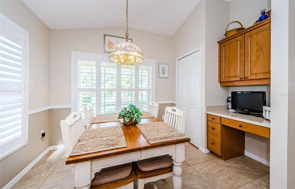 Kitchen Eat-in area with built-in desk