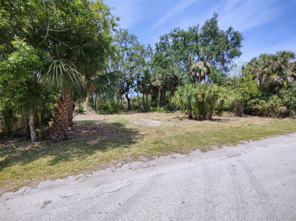 На продажу: $150,000 (0.37 acres)