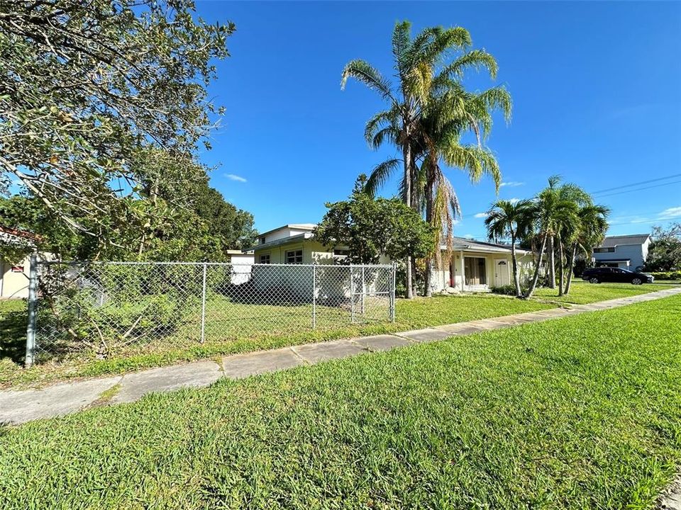 For Sale: $775,000 (3 beds, 2 baths, 1206 Square Feet)