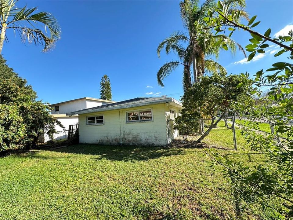 For Sale: $775,000 (3 beds, 2 baths, 1206 Square Feet)