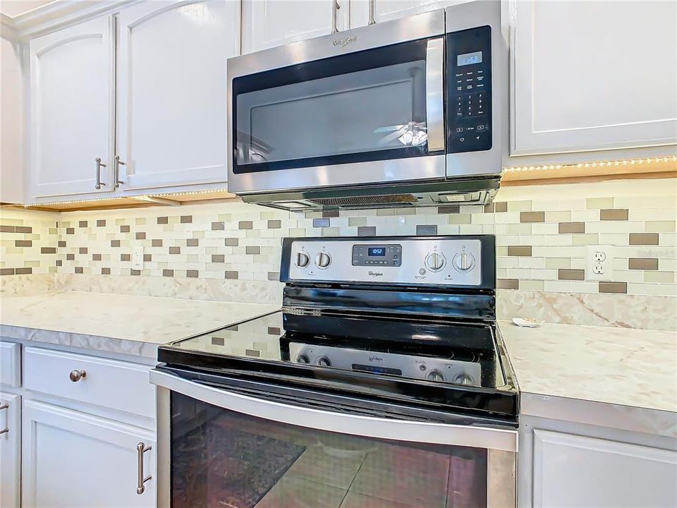 Neutral backsplash