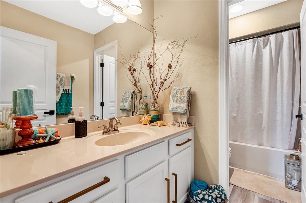 Upstairs full guest bathroom.