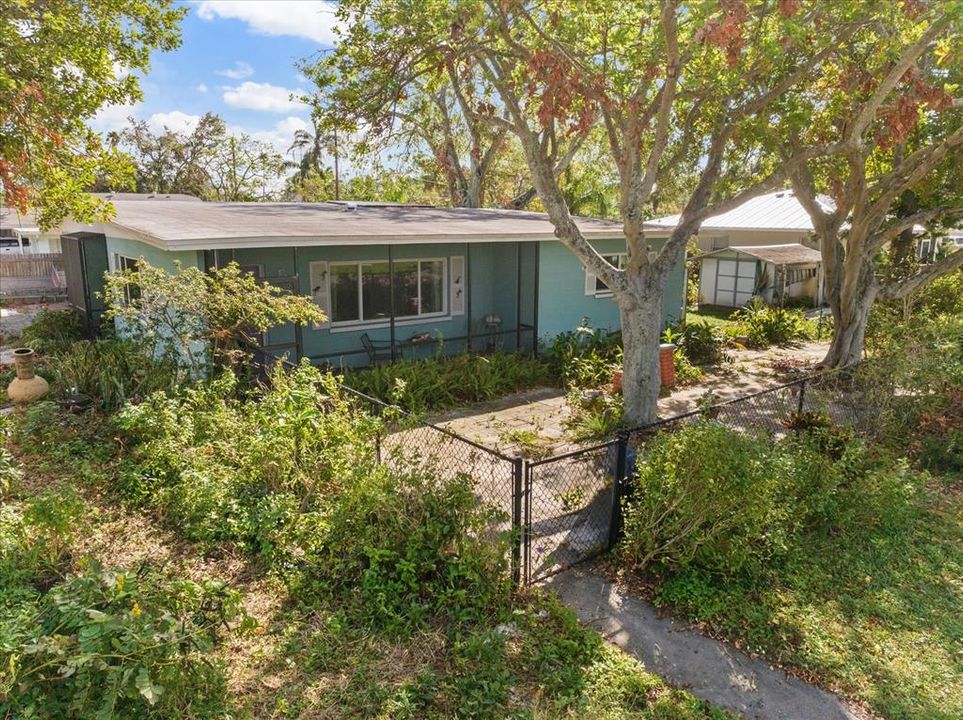 Side entry and lanai