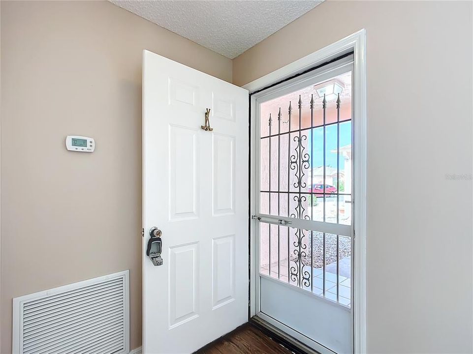 For Sale: $272,500 (2 beds, 2 baths, 1086 Square Feet)