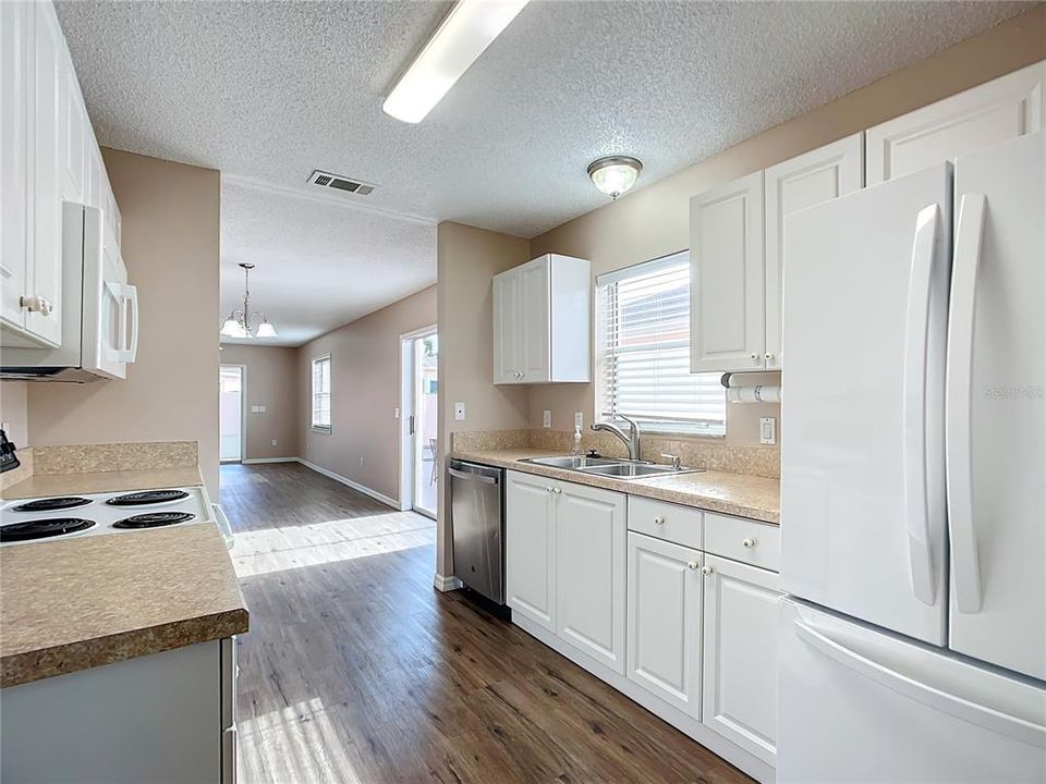 For Sale: $272,500 (2 beds, 2 baths, 1086 Square Feet)