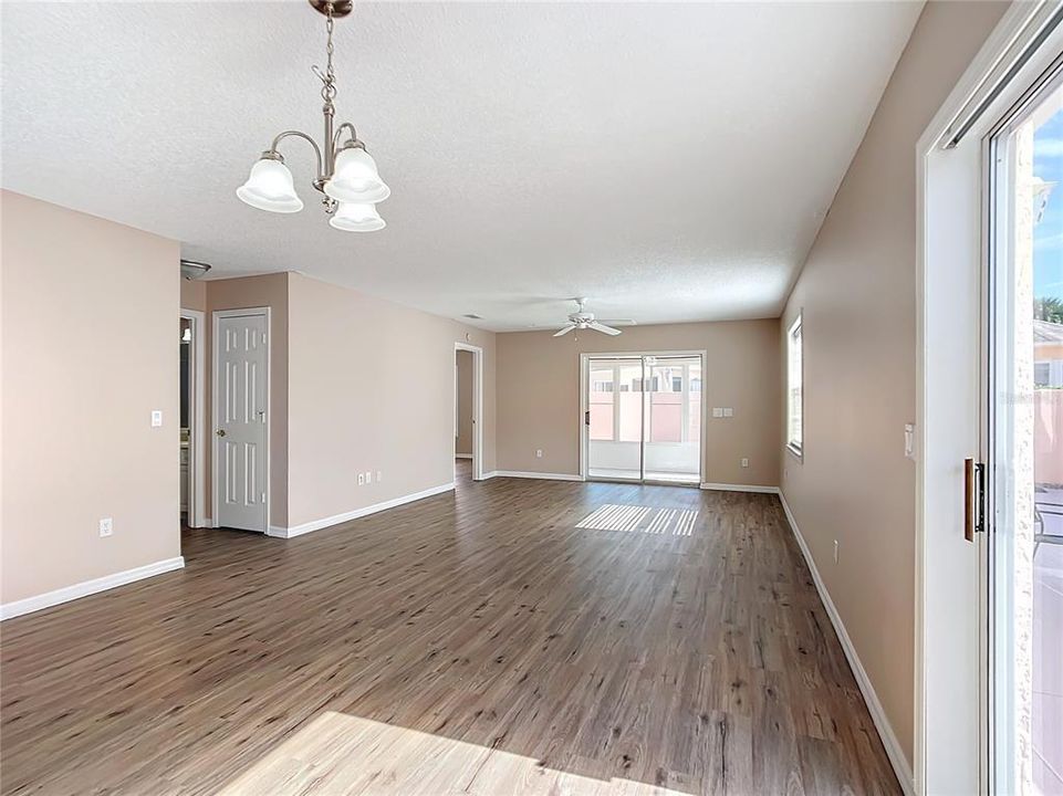 For Sale: $272,500 (2 beds, 2 baths, 1086 Square Feet)