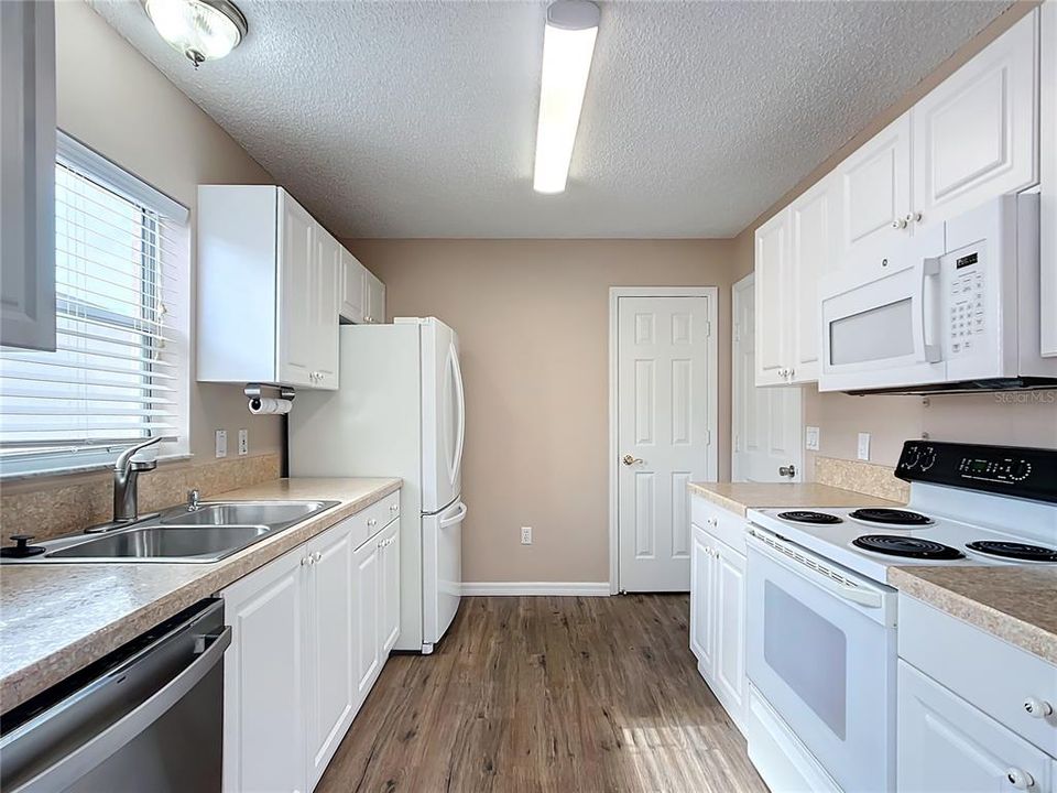 For Sale: $272,500 (2 beds, 2 baths, 1086 Square Feet)