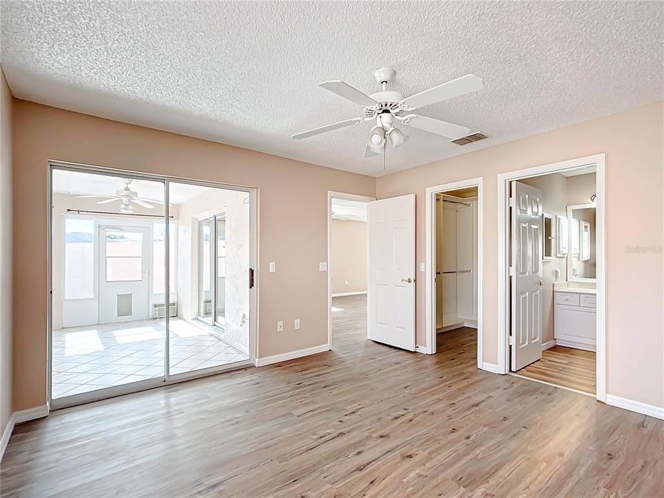 For Sale: $272,500 (2 beds, 2 baths, 1086 Square Feet)