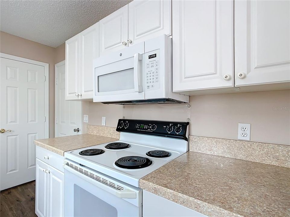 For Sale: $272,500 (2 beds, 2 baths, 1086 Square Feet)