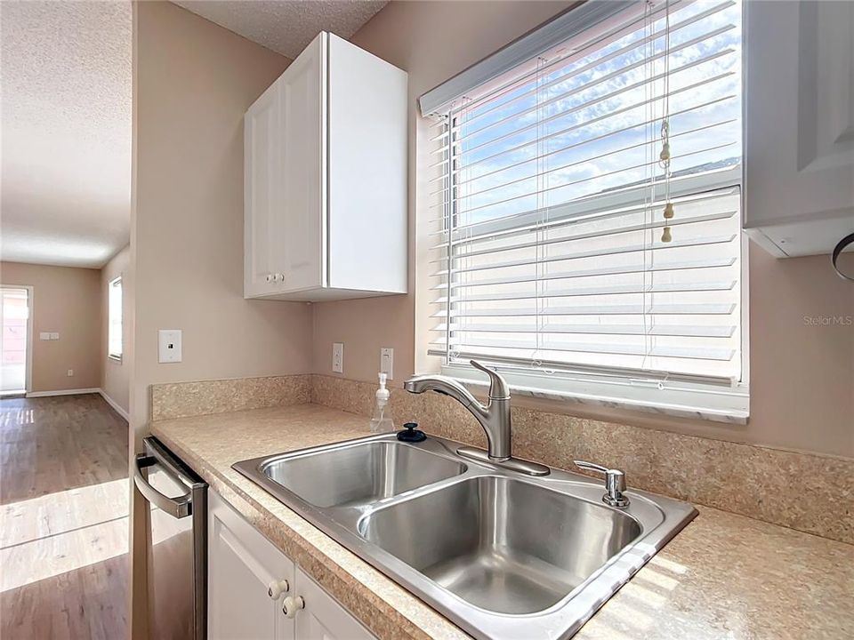 For Sale: $272,500 (2 beds, 2 baths, 1086 Square Feet)