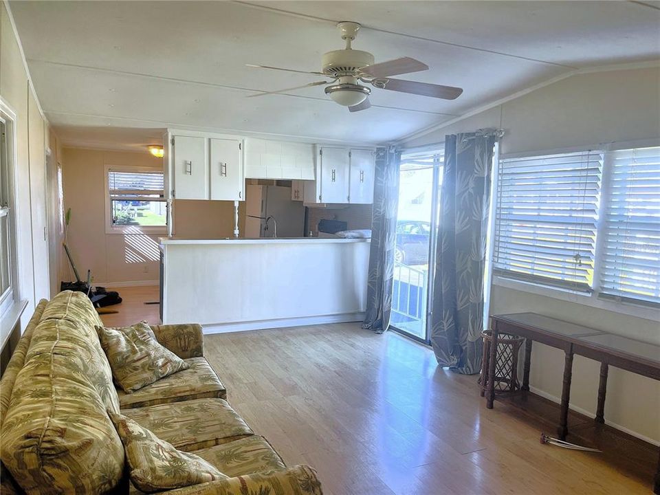 For Sale: $115,000 (2 beds, 1 baths, 672 Square Feet)