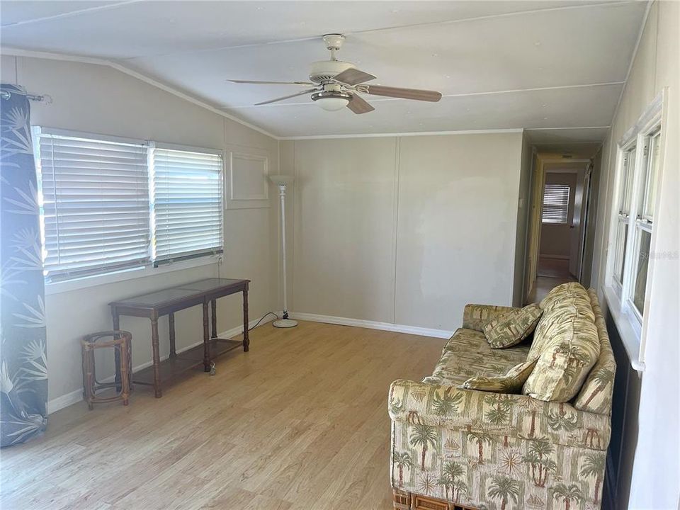 For Sale: $115,000 (2 beds, 1 baths, 672 Square Feet)