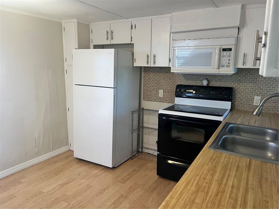 For Sale: $115,000 (2 beds, 1 baths, 672 Square Feet)