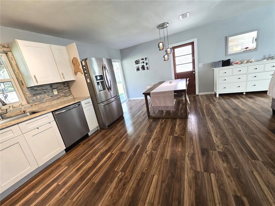 For Sale: $279,900 (3 beds, 2 baths, 1176 Square Feet)