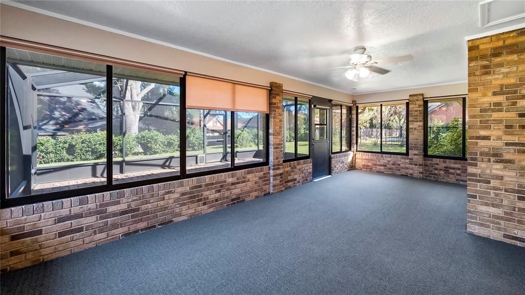 Enclosed sunroom under air