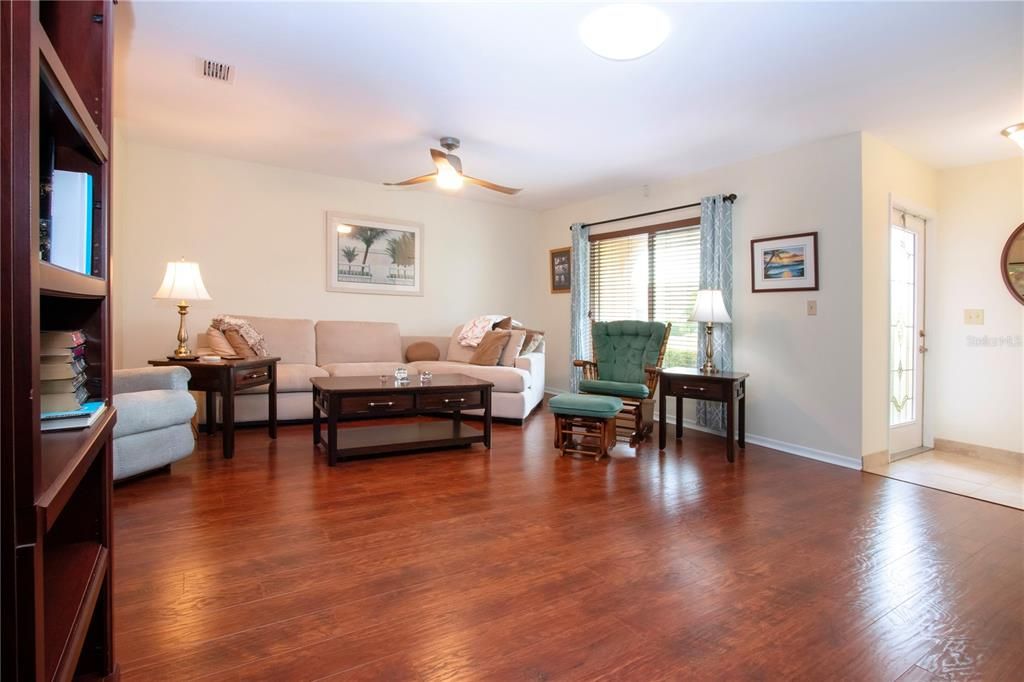 For Sale: $293,000 (2 beds, 2 baths, 1516 Square Feet)