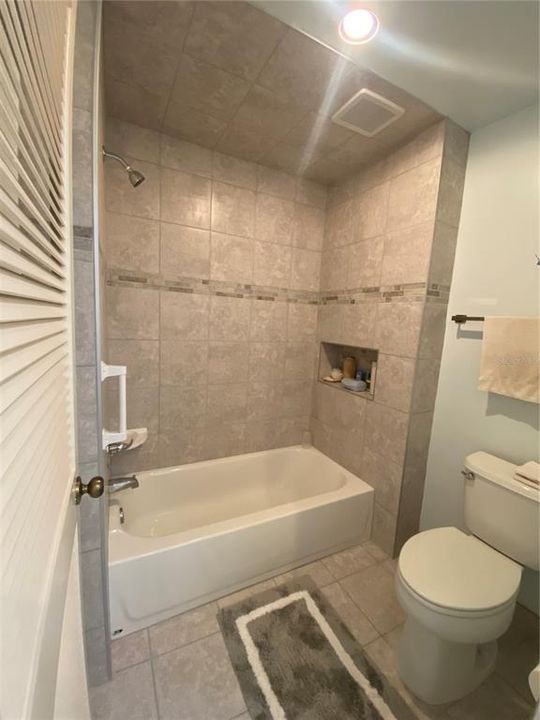 Primary bath 1 tub/shower combo