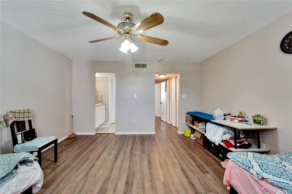 For Sale: $169,000 (2 beds, 1 baths, 1090 Square Feet)