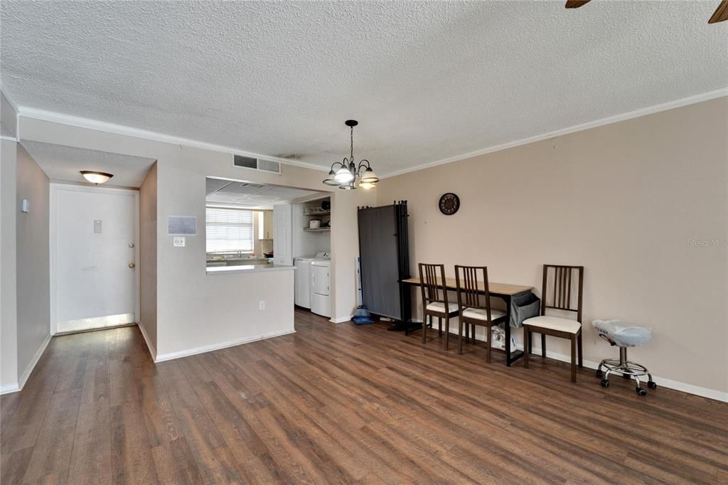 For Sale: $169,000 (2 beds, 1 baths, 1090 Square Feet)