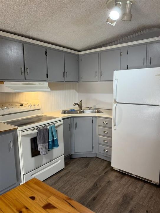 For Sale: $125,000 (1 beds, 1 baths, 736 Square Feet)