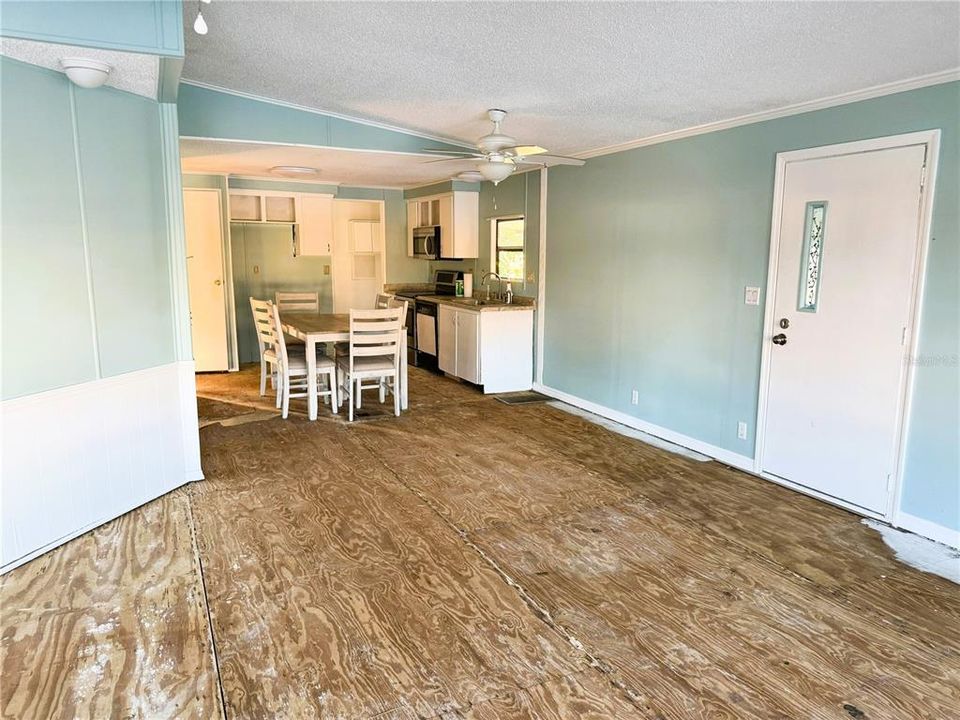 For Sale: $250,000 (3 beds, 2 baths, 1012 Square Feet)