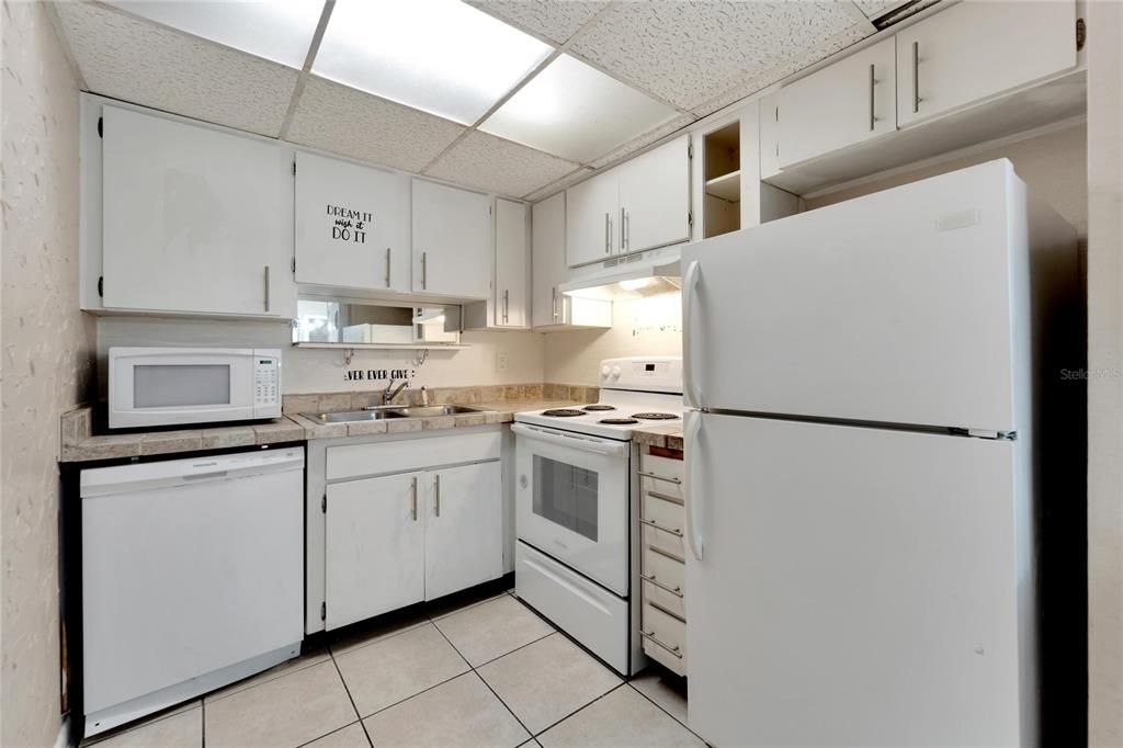 For Sale: $169,000 (2 beds, 1 baths, 925 Square Feet)