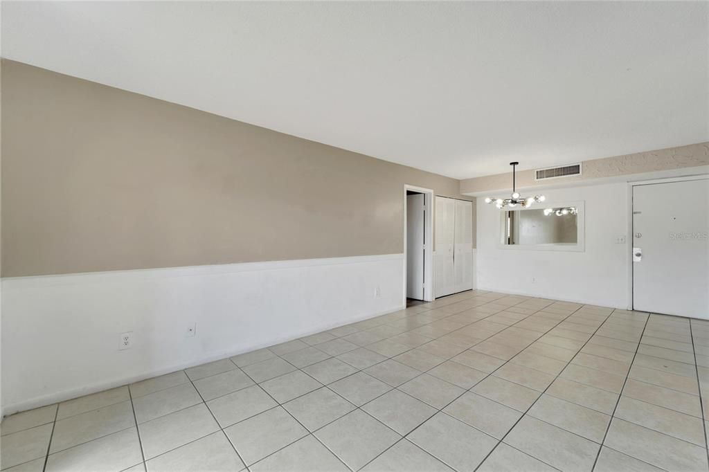 For Sale: $169,000 (2 beds, 1 baths, 925 Square Feet)