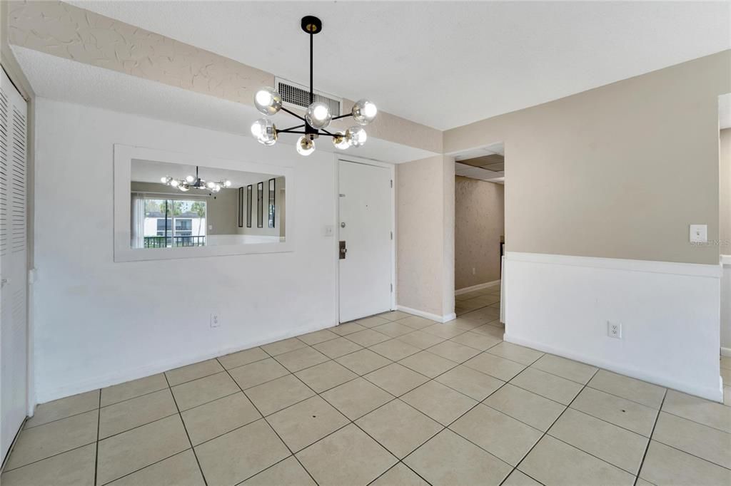 For Sale: $169,000 (2 beds, 1 baths, 925 Square Feet)