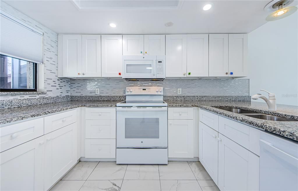 For Sale: $242,000 (2 beds, 2 baths, 888 Square Feet)