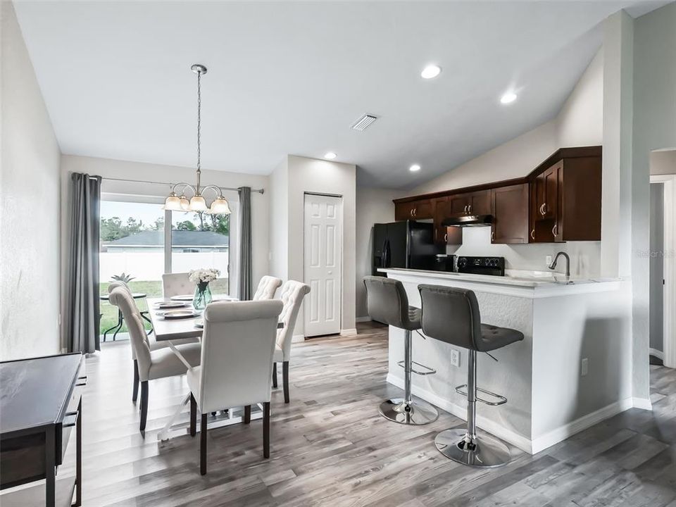 Dining room/Breakfast bar/Kitchen