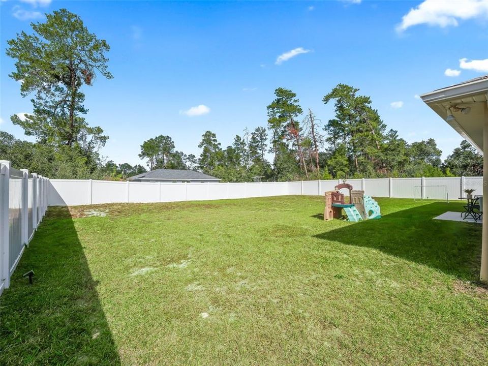 Fully fenced yard with 2 side gates