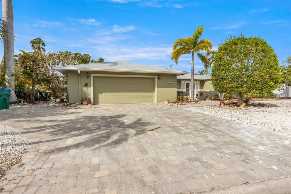 For Sale: $1,050,000 (3 beds, 3 baths, 1935 Square Feet)