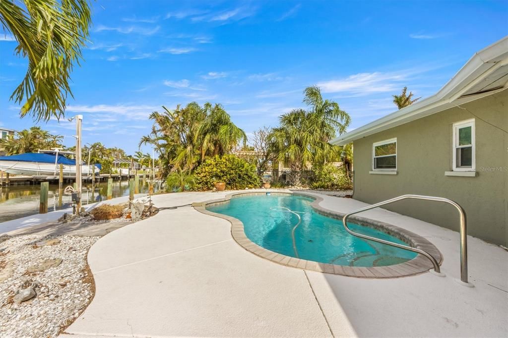 For Sale: $1,050,000 (3 beds, 3 baths, 1935 Square Feet)