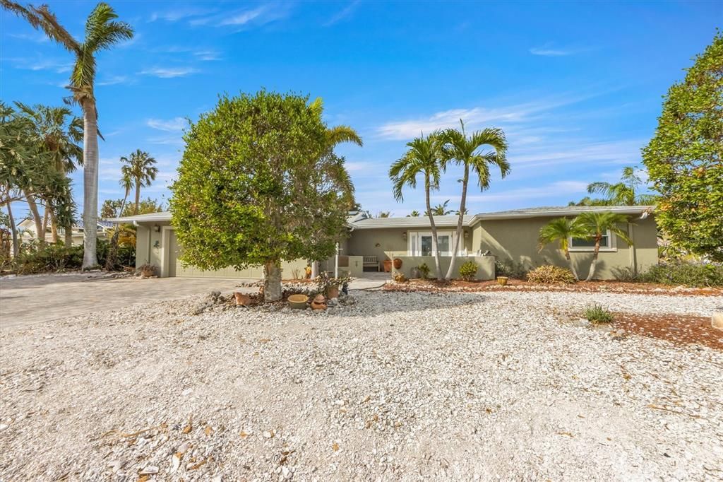 For Sale: $1,050,000 (3 beds, 3 baths, 1935 Square Feet)