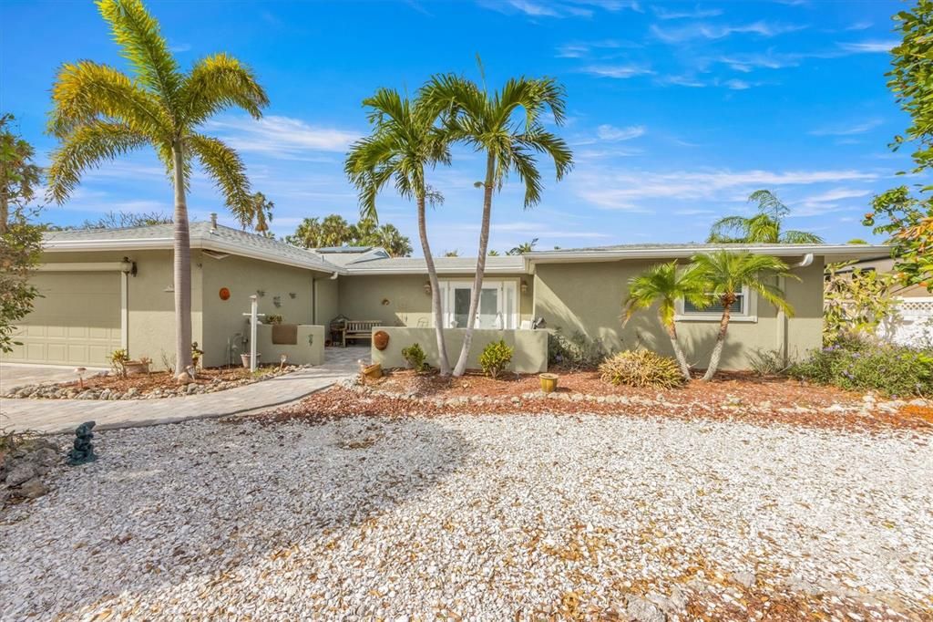 For Sale: $1,050,000 (3 beds, 3 baths, 1935 Square Feet)