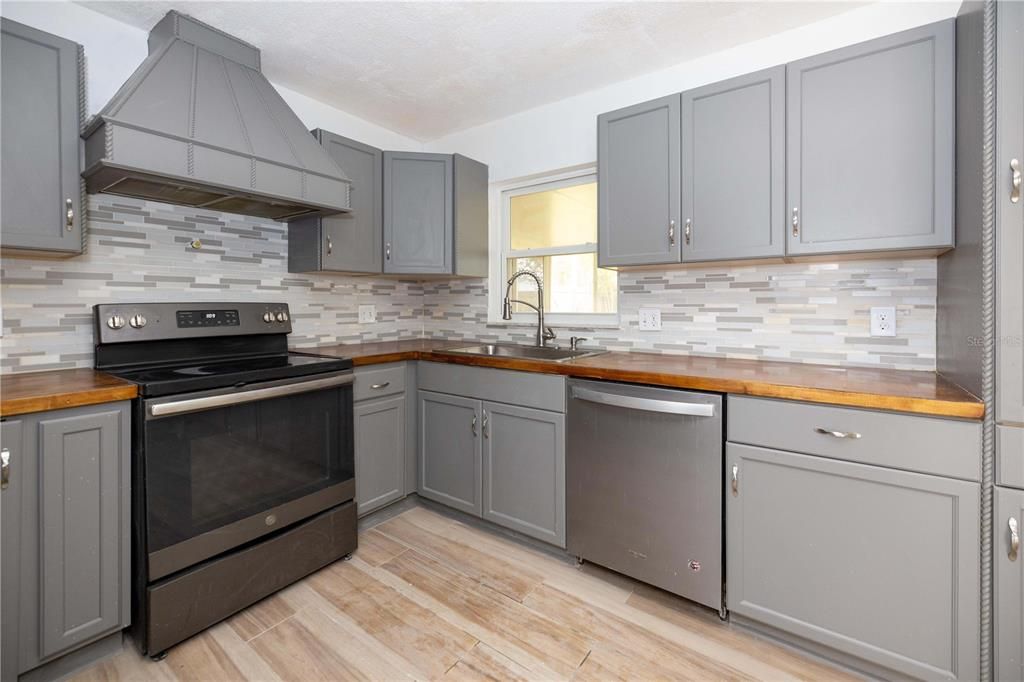 For Sale: $360,000 (3 beds, 2 baths, 1348 Square Feet)