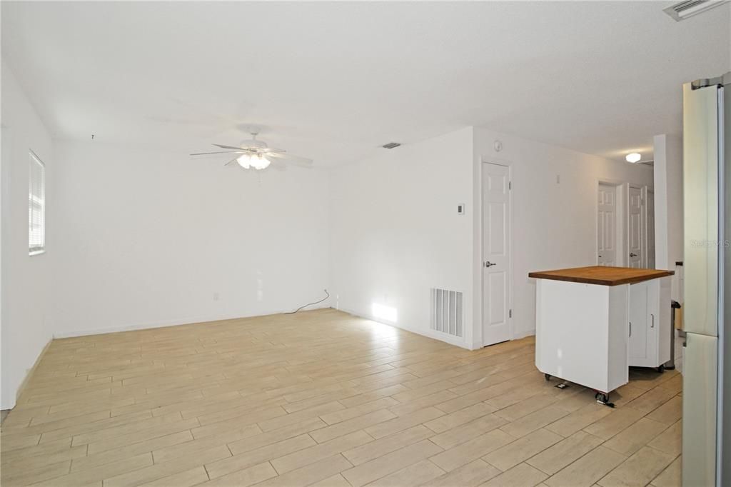 For Sale: $270,000 (3 beds, 1 baths, 924 Square Feet)