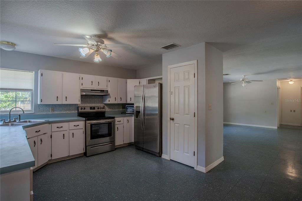 For Sale: $309,000 (3 beds, 2 baths, 1496 Square Feet)