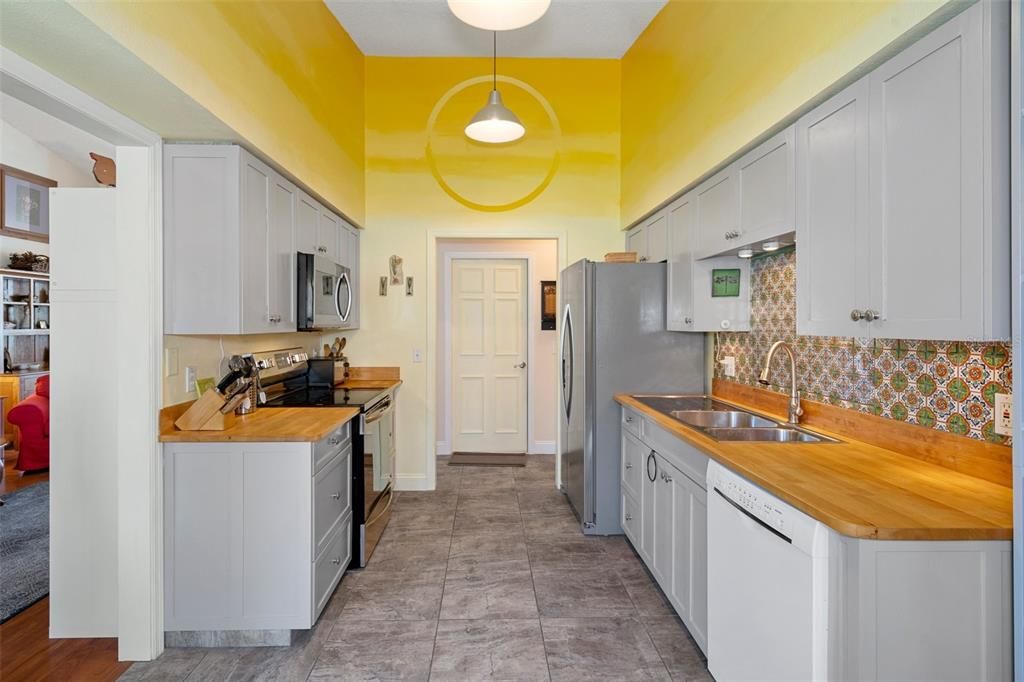 For Sale: $370,000 (2 beds, 3 baths, 1527 Square Feet)