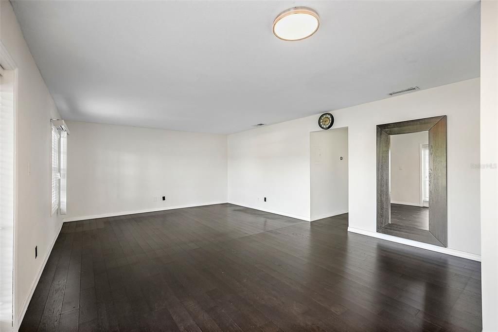 For Sale: $334,000 (2 beds, 2 baths, 1018 Square Feet)