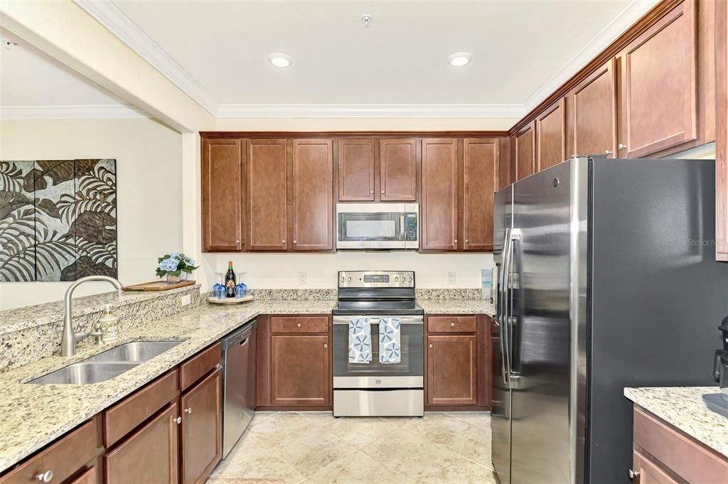 Spacious Kitchen w/Granite & Stainless Appliances