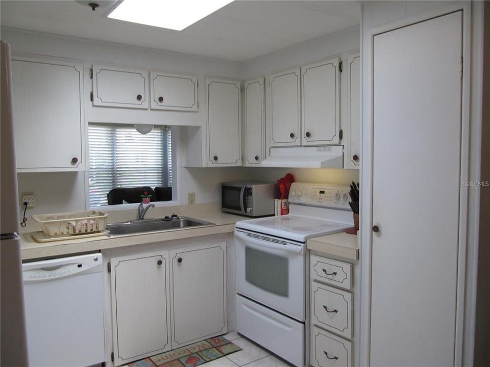 For Sale: $165,000 (2 beds, 2 baths, 1562 Square Feet)