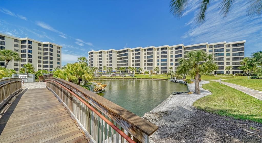 For Sale: $1,275,000 (2 beds, 2 baths, 1337 Square Feet)