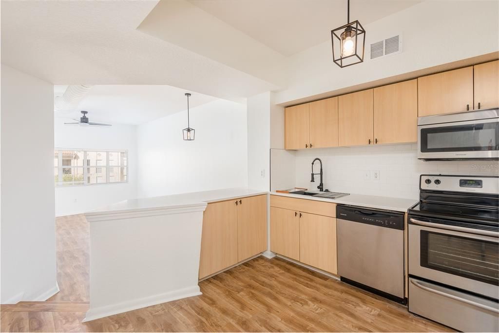 For Rent: $1,850 (1 beds, 1 baths, 789 Square Feet)