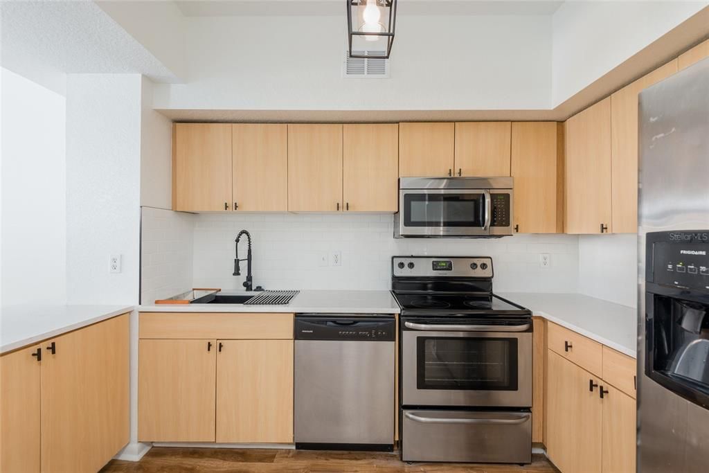 For Rent: $1,850 (1 beds, 1 baths, 789 Square Feet)