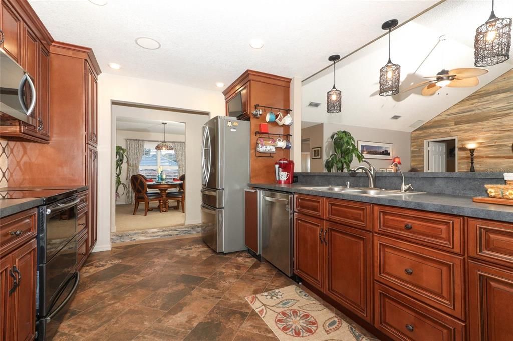 Kitchen overlooks Family Room!!