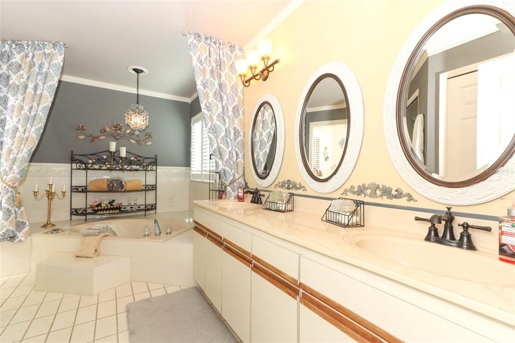 Spacious Master Bath with Double Sink Vanity!!