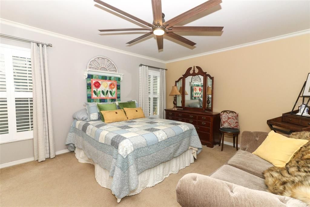 Master Bedroom suite w/ Spacious Bathroom!!