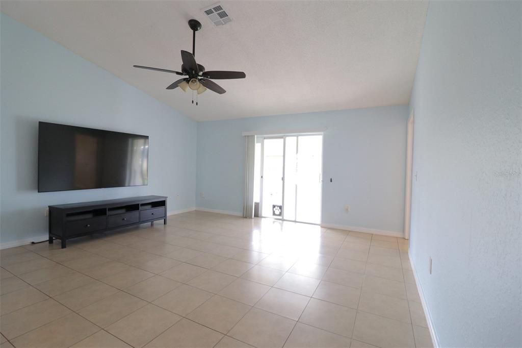 For Sale: $325,000 (3 beds, 2 baths, 1293 Square Feet)