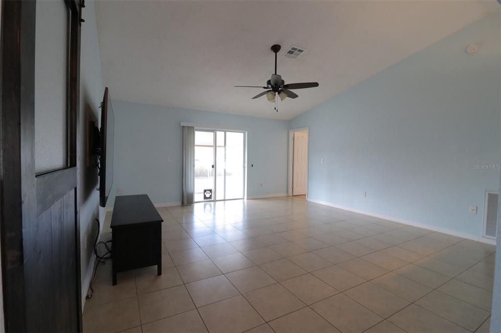 For Sale: $325,000 (3 beds, 2 baths, 1293 Square Feet)